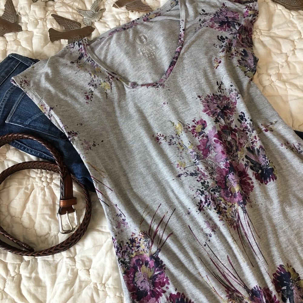 Maurices size small Gray T-shirt purple floral